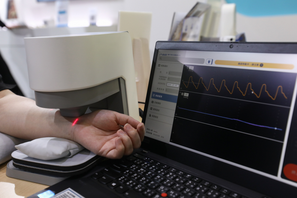 OG视讯耘康脈象檢測系統透過電腦精準控制升降系統，還原中醫師三指把脈過程的舉、按、尋手法，將脈象感受轉化成數據，未來可結合大數據分析，實現智慧醫療及準確性